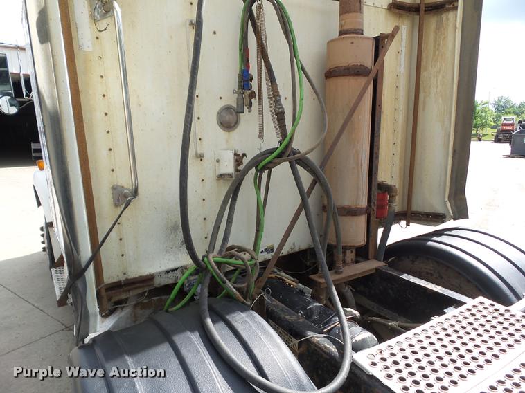 image for item L5581 2000 Kenworth T800 semi truck