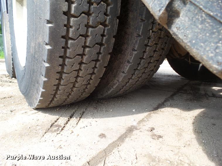 image for item L5581 2000 Kenworth T800 semi truck