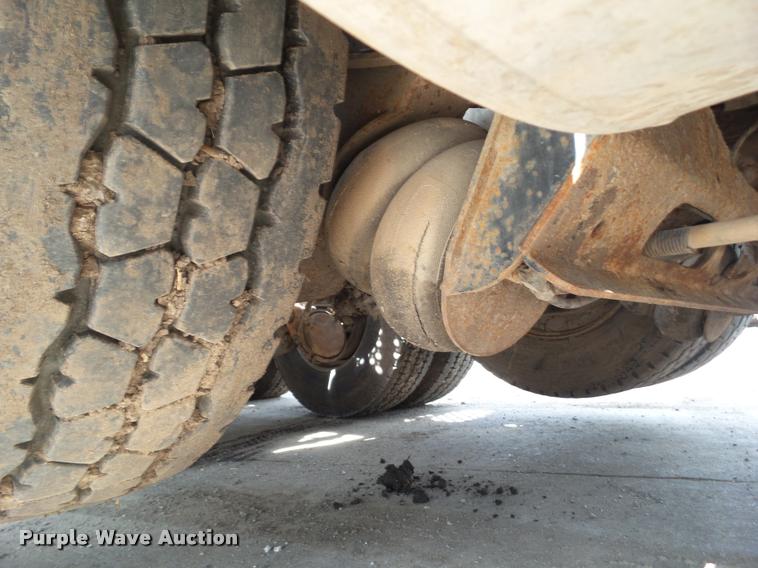 image for item L5581 2000 Kenworth T800 semi truck