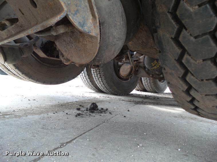 image for item L5581 2000 Kenworth T800 semi truck