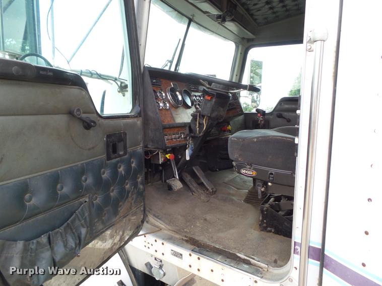 image for item L5581 2000 Kenworth T800 semi truck