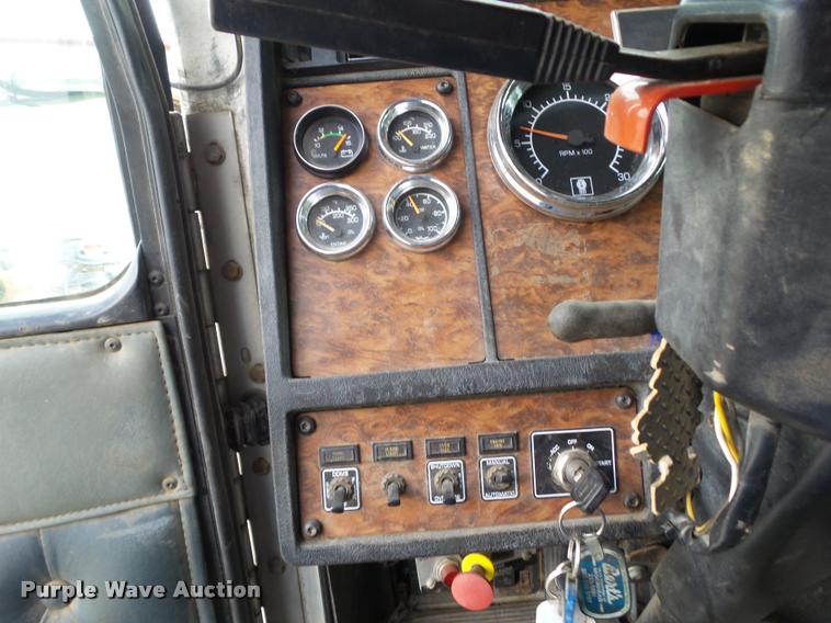 image for item L5581 2000 Kenworth T800 semi truck