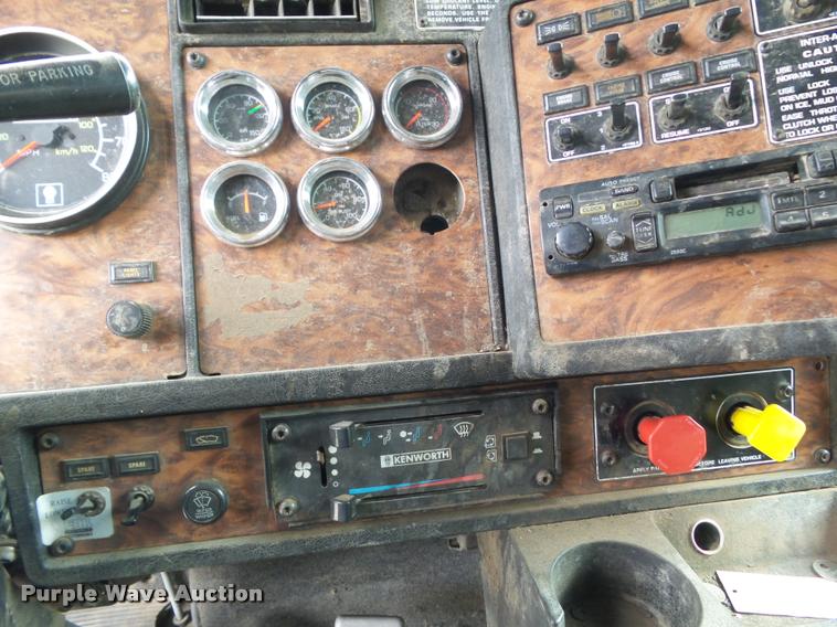 image for item L5581 2000 Kenworth T800 semi truck