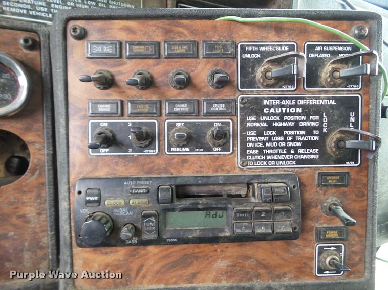 image for item L5581 2000 Kenworth T800 semi truck