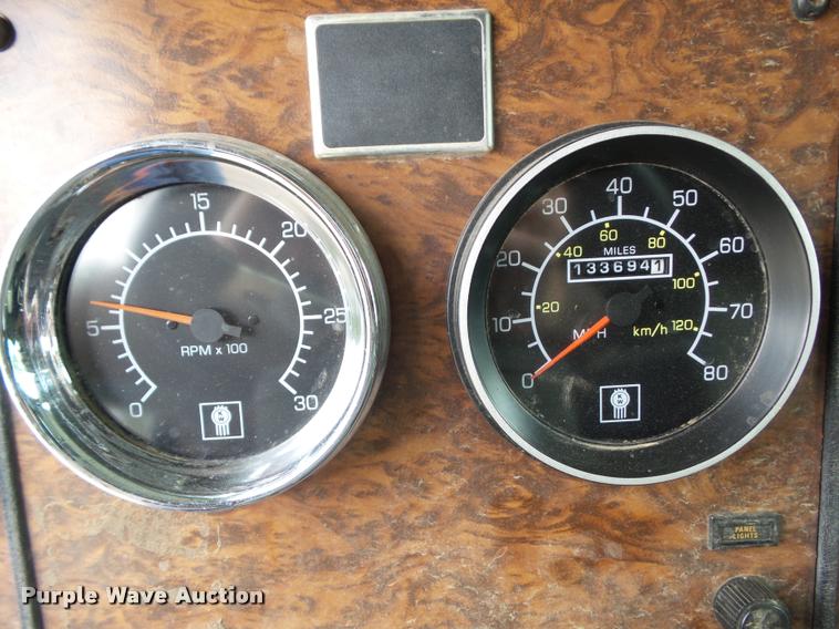 image for item L5581 2000 Kenworth T800 semi truck