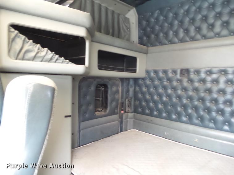 image for item L5581 2000 Kenworth T800 semi truck