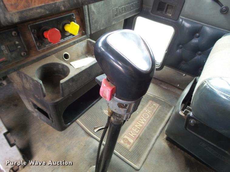 image for item L5581 2000 Kenworth T800 semi truck