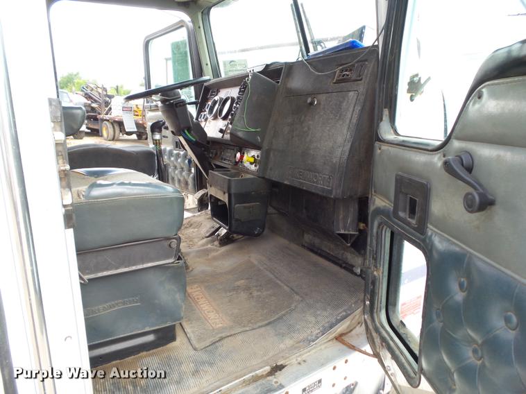 image for item L5581 2000 Kenworth T800 semi truck