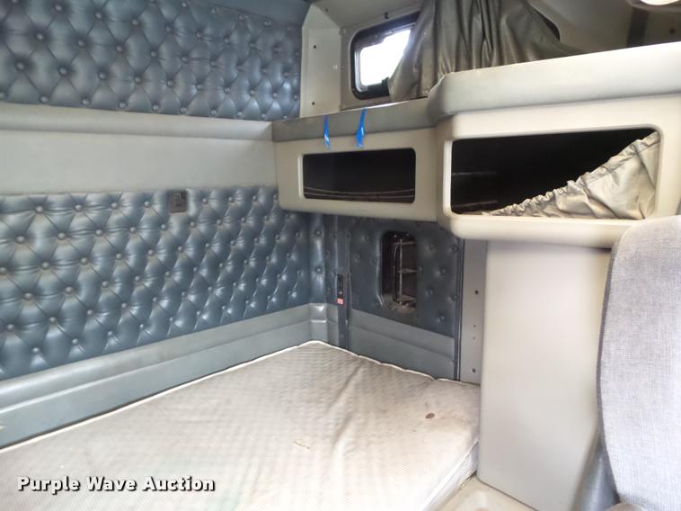 image for item L5581 2000 Kenworth T800 semi truck