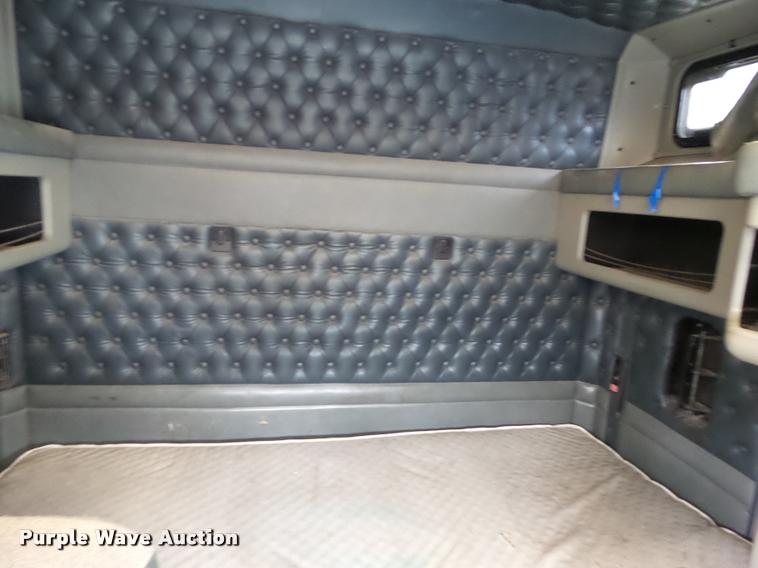 image for item L5581 2000 Kenworth T800 semi truck