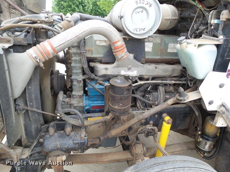 image for item L5581 2000 Kenworth T800 semi truck