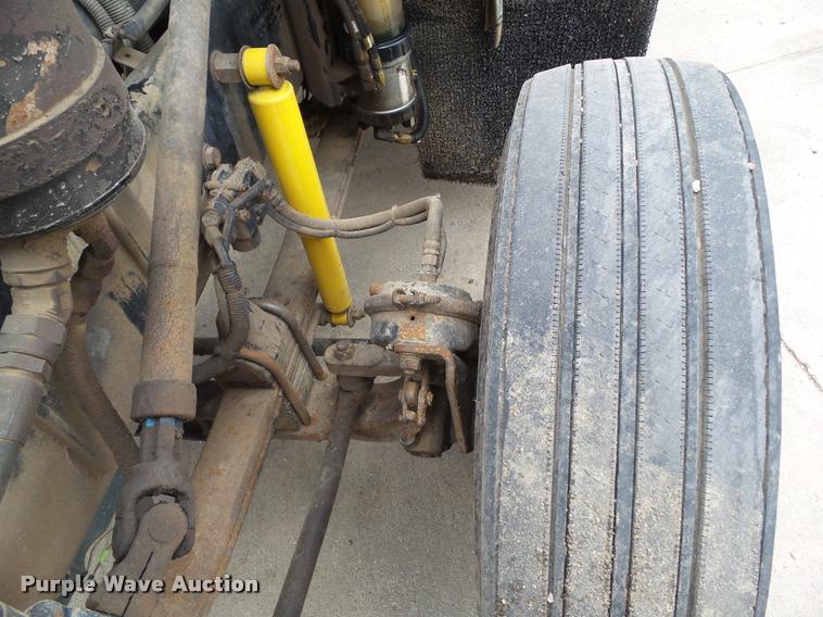 image for item L5581 2000 Kenworth T800 semi truck