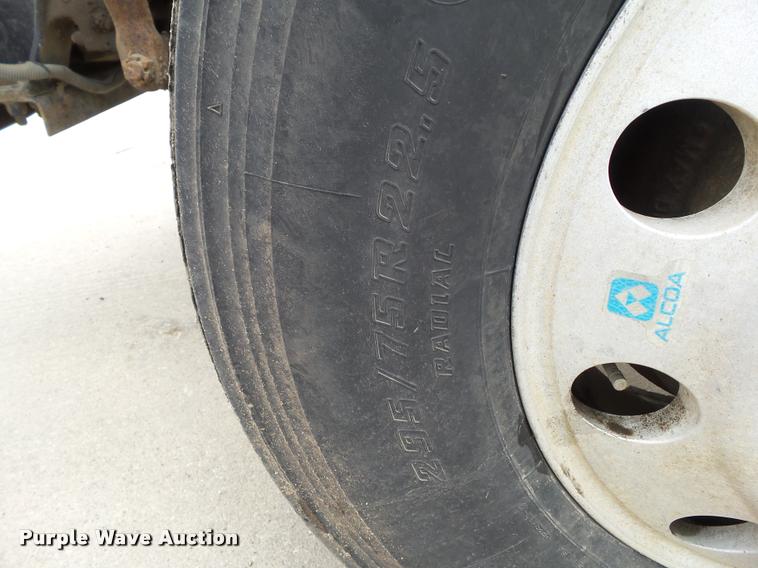 image for item L5581 2000 Kenworth T800 semi truck