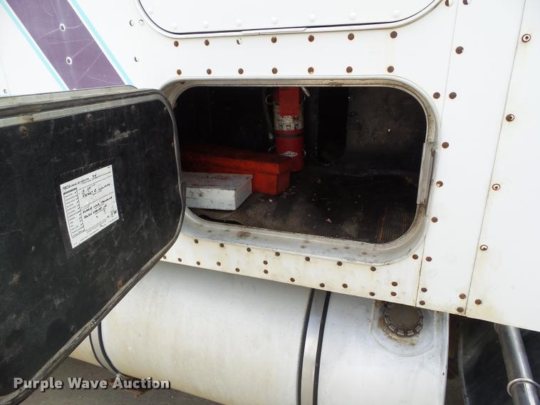 image for item L5581 2000 Kenworth T800 semi truck