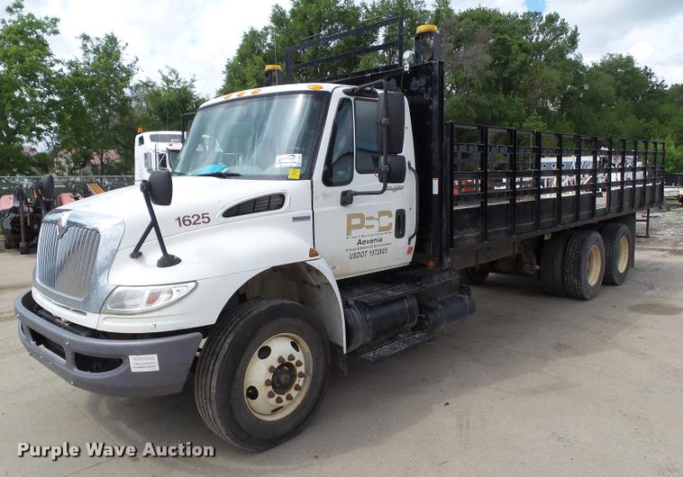 image for item L5582 2009 International 4400 flatbed truck
