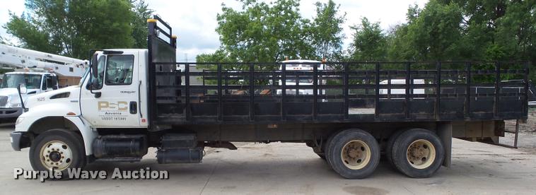 image for item L5582 2009 International 4400 flatbed truck