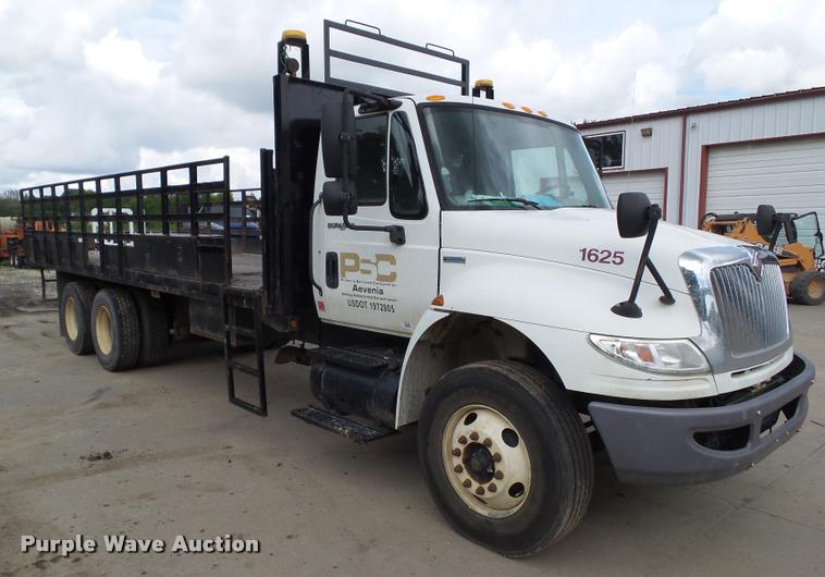 image for item L5582 2009 International 4400 flatbed truck