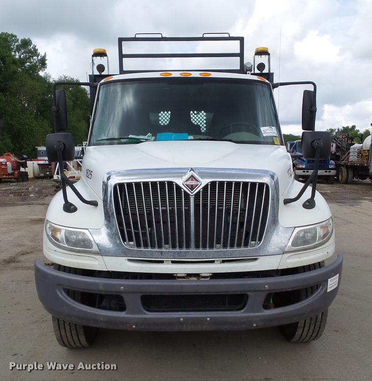 image for item L5582 2009 International 4400 flatbed truck