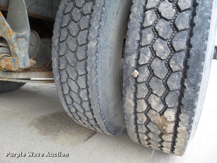 image for item L5582 2009 International 4400 flatbed truck