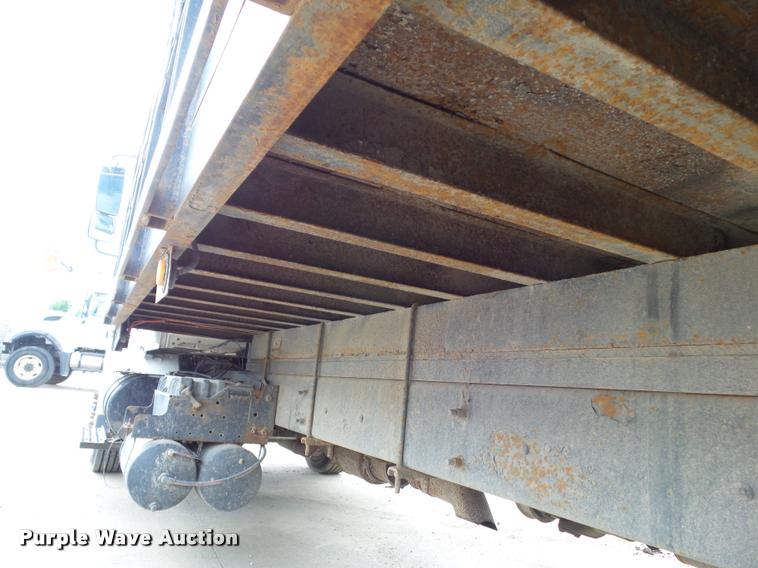 image for item L5582 2009 International 4400 flatbed truck