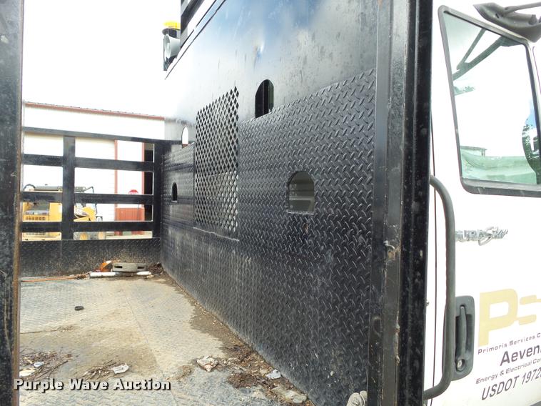 image for item L5582 2009 International 4400 flatbed truck