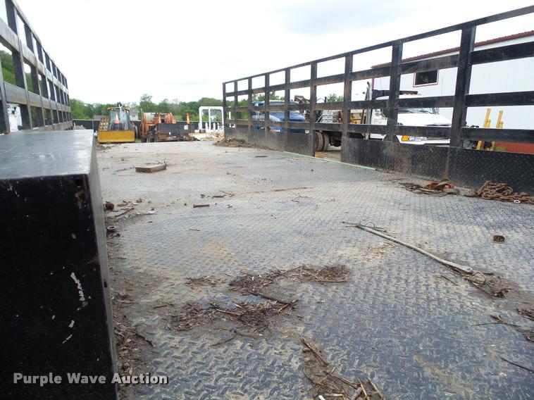 image for item L5582 2009 International 4400 flatbed truck