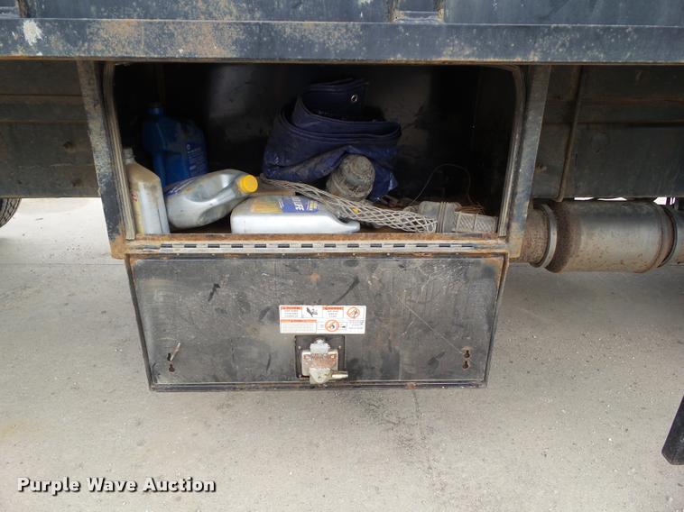 image for item L5582 2009 International 4400 flatbed truck