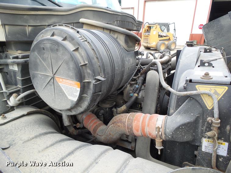 image for item L5582 2009 International 4400 flatbed truck