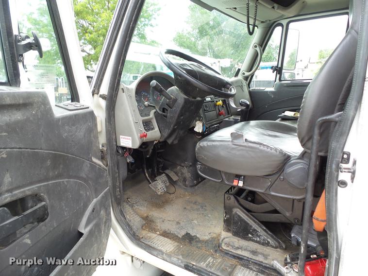 image for item L5582 2009 International 4400 flatbed truck