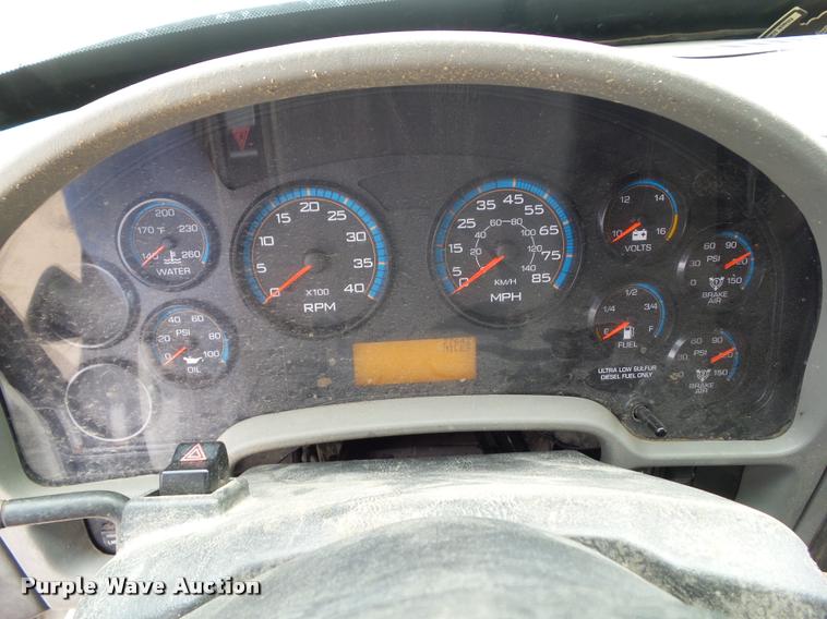 image for item L5582 2009 International 4400 flatbed truck