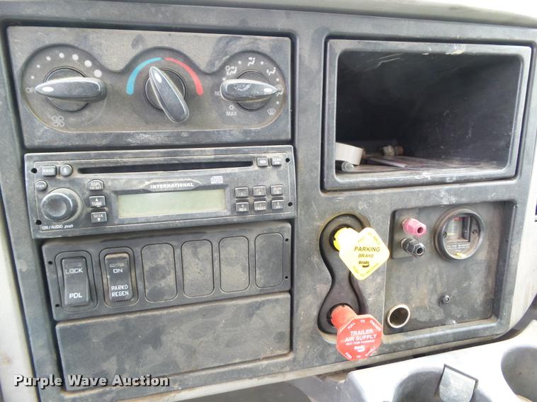 image for item L5582 2009 International 4400 flatbed truck