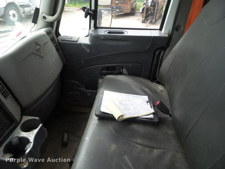 image for item L5582 2009 International 4400 flatbed truck