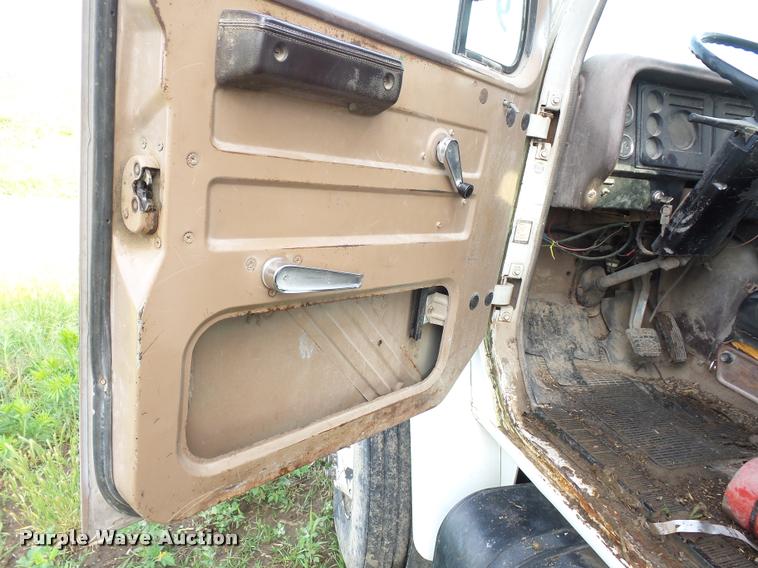 image for item BS9454 1980 International F1954 silage truck