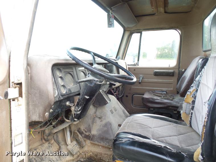 image for item BS9454 1980 International F1954 silage truck