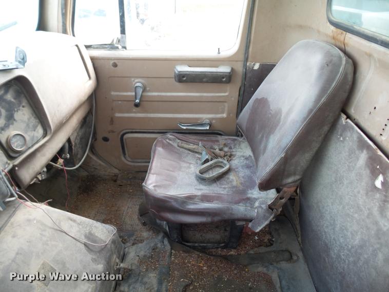 image for item BS9454 1980 International F1954 silage truck