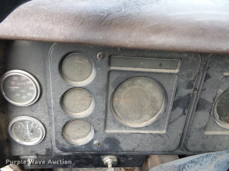 image for item BS9454 1980 International F1954 silage truck