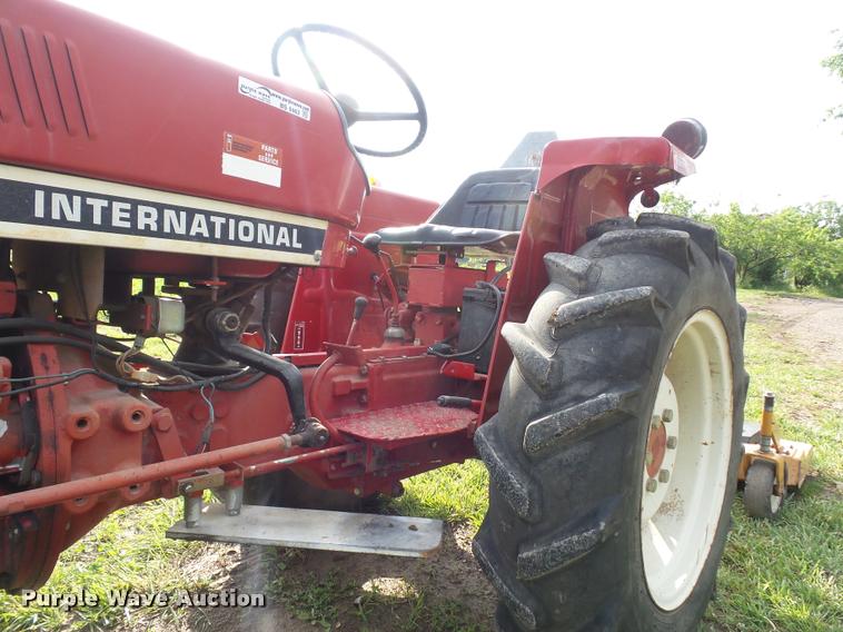 image for item BS9463 International 284 tractor