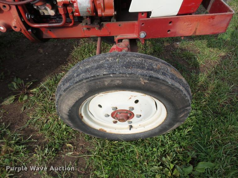image for item BS9463 International 284 tractor