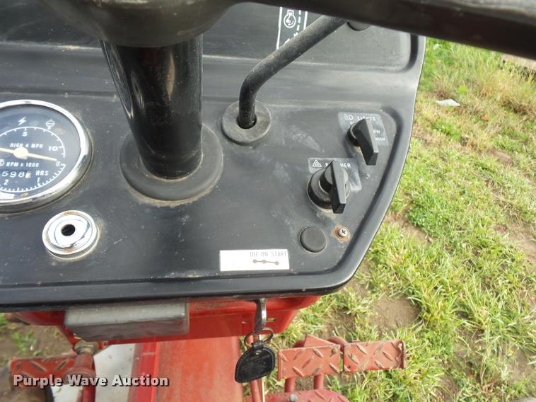 image for item BS9463 International 284 tractor