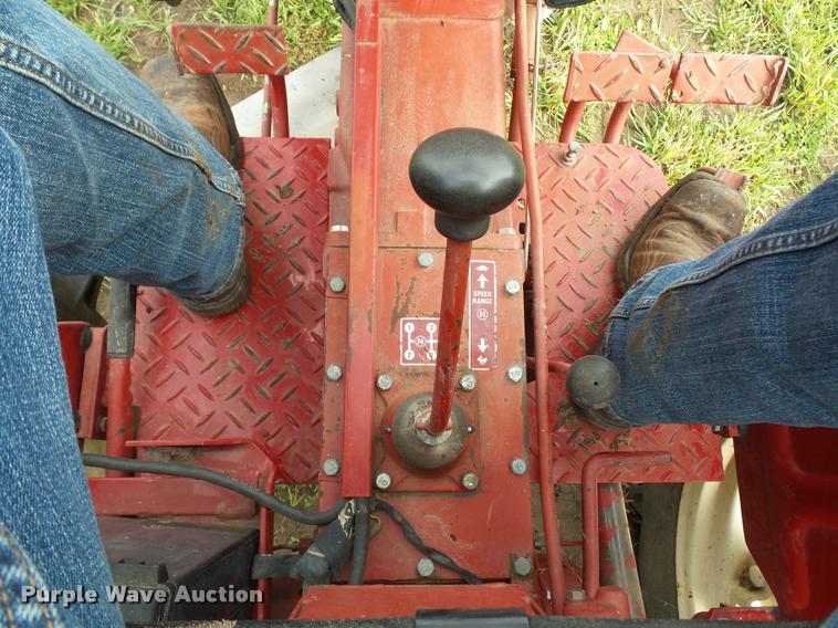 image for item BS9463 International 284 tractor