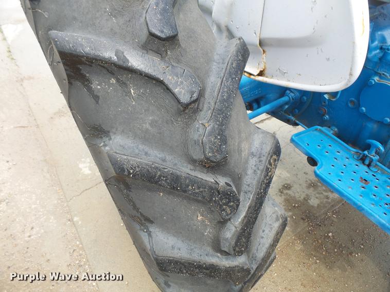 image for item DA6394 1971 Ford 2000 tractor