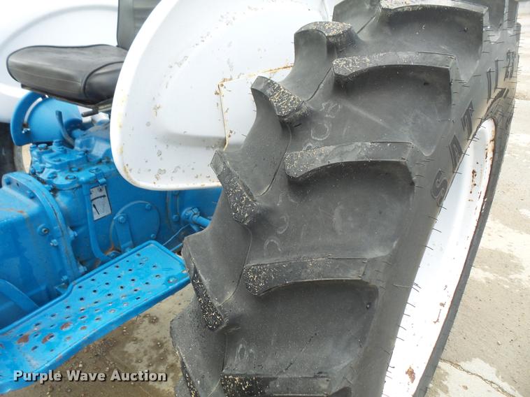 image for item DA6394 1971 Ford 2000 tractor