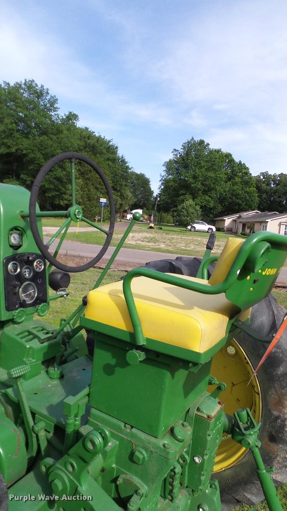 image for item DA6751 John Deere 520 tractor