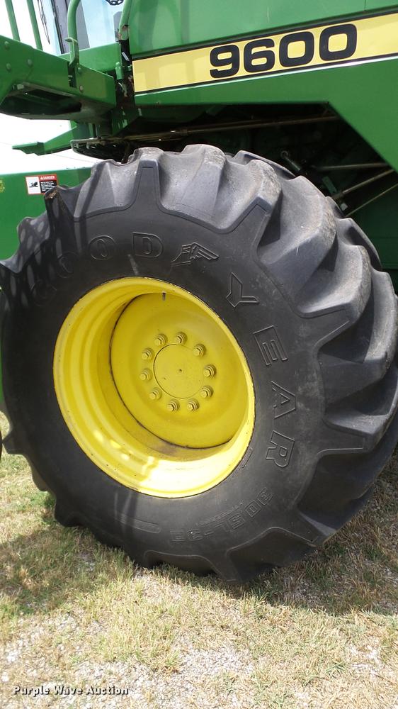 image for item DA6767 1995 John Deere 9600 combine