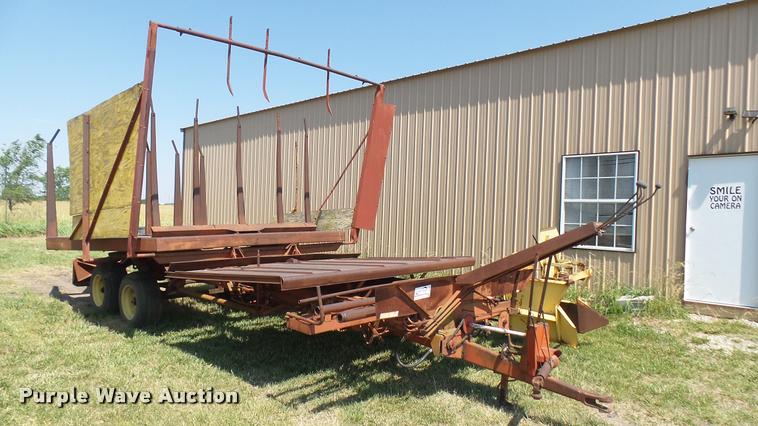 image for item DA7961 New Holland bale stacker