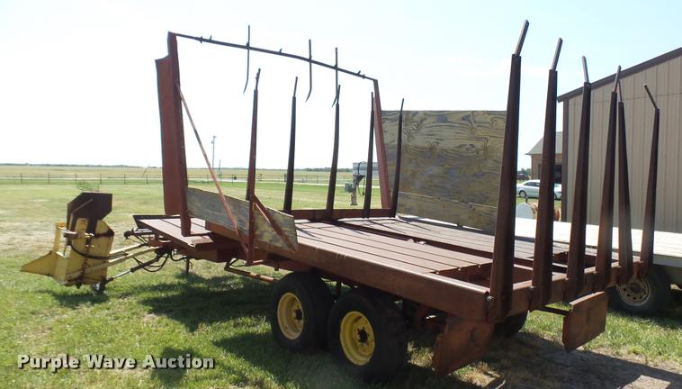 image for item DA7961 New Holland bale stacker