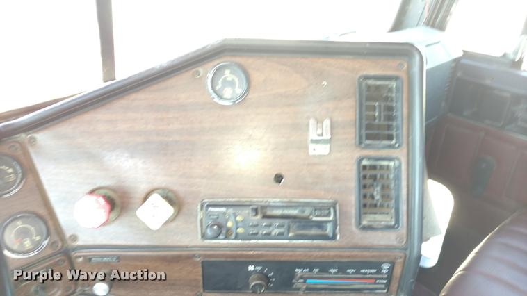 image for item DB0982 1990 Freightliner FLD semi truck