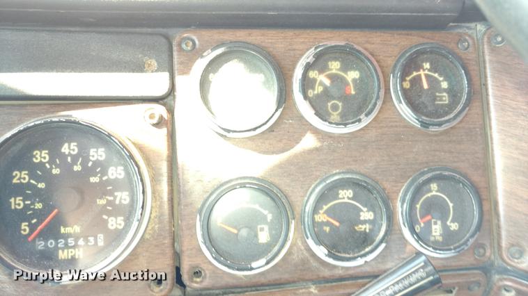 image for item DB0982 1990 Freightliner FLD semi truck