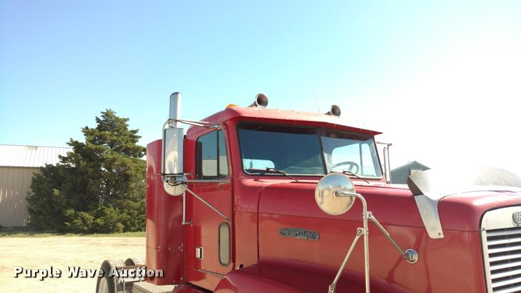 image for item DB0982 1990 Freightliner FLD semi truck