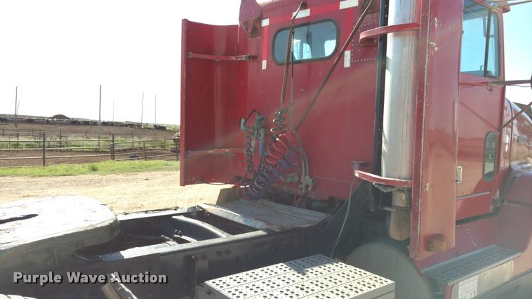 image for item DB0982 1990 Freightliner FLD semi truck